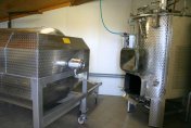 Weinpresse und Rotweinmaischetank